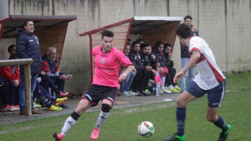 Damián trata de avanzar ante un jugador del Industrial en el encuentro de la primera vuelta.