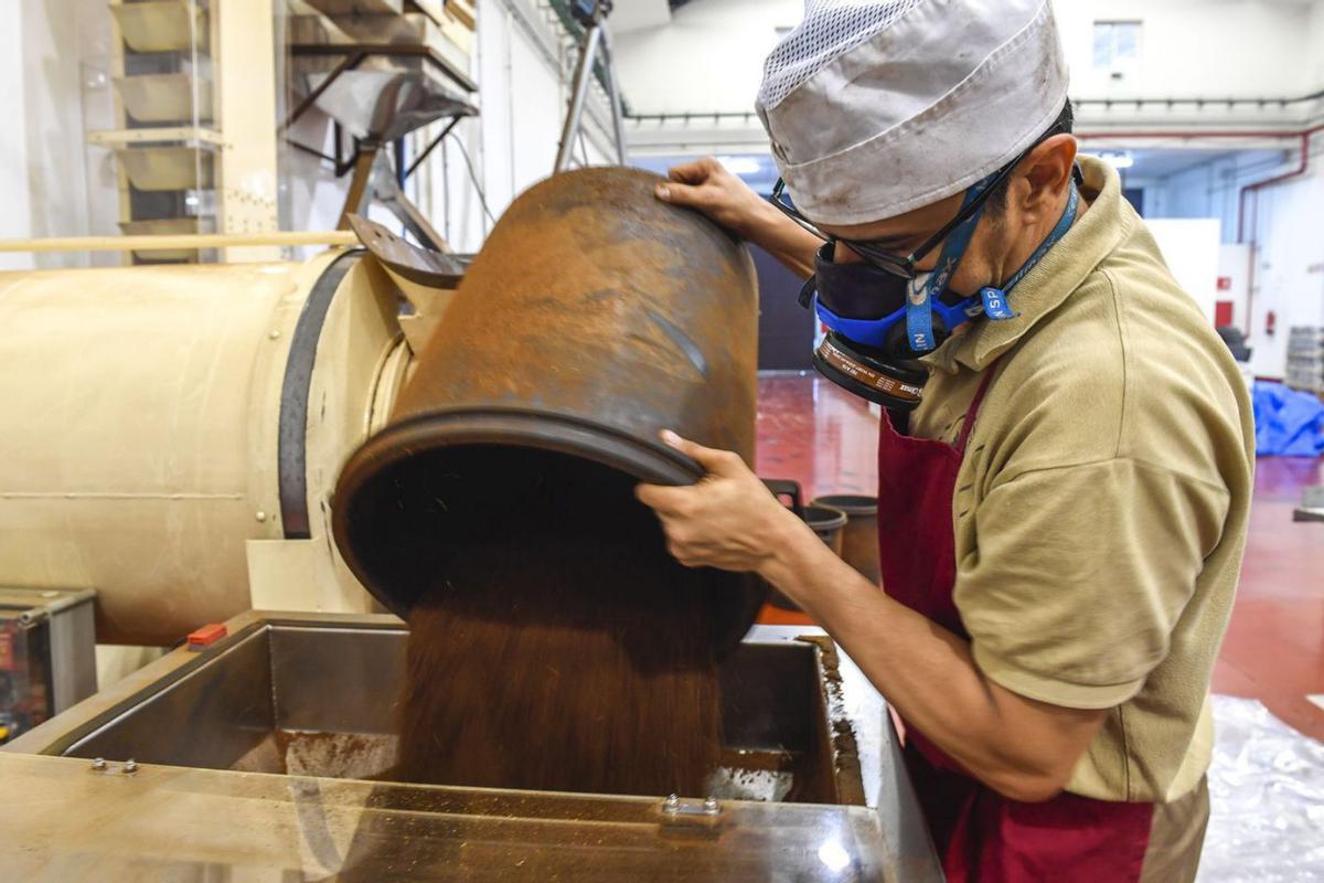 Un trabajador de una fábrica ubicada en el polígono industrial de Arinaga, en Gran Canaria. | | JUAN CARLOS CASTRO