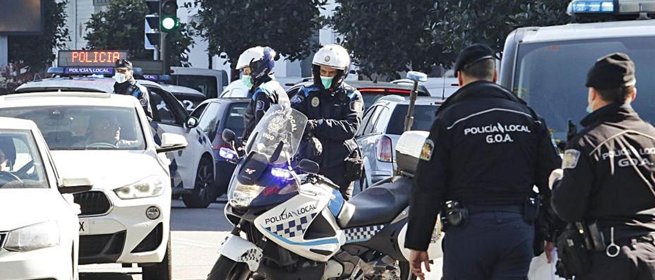 Un control policial en Vigo durante el estado de alarma. |   // ALBA VILLAR