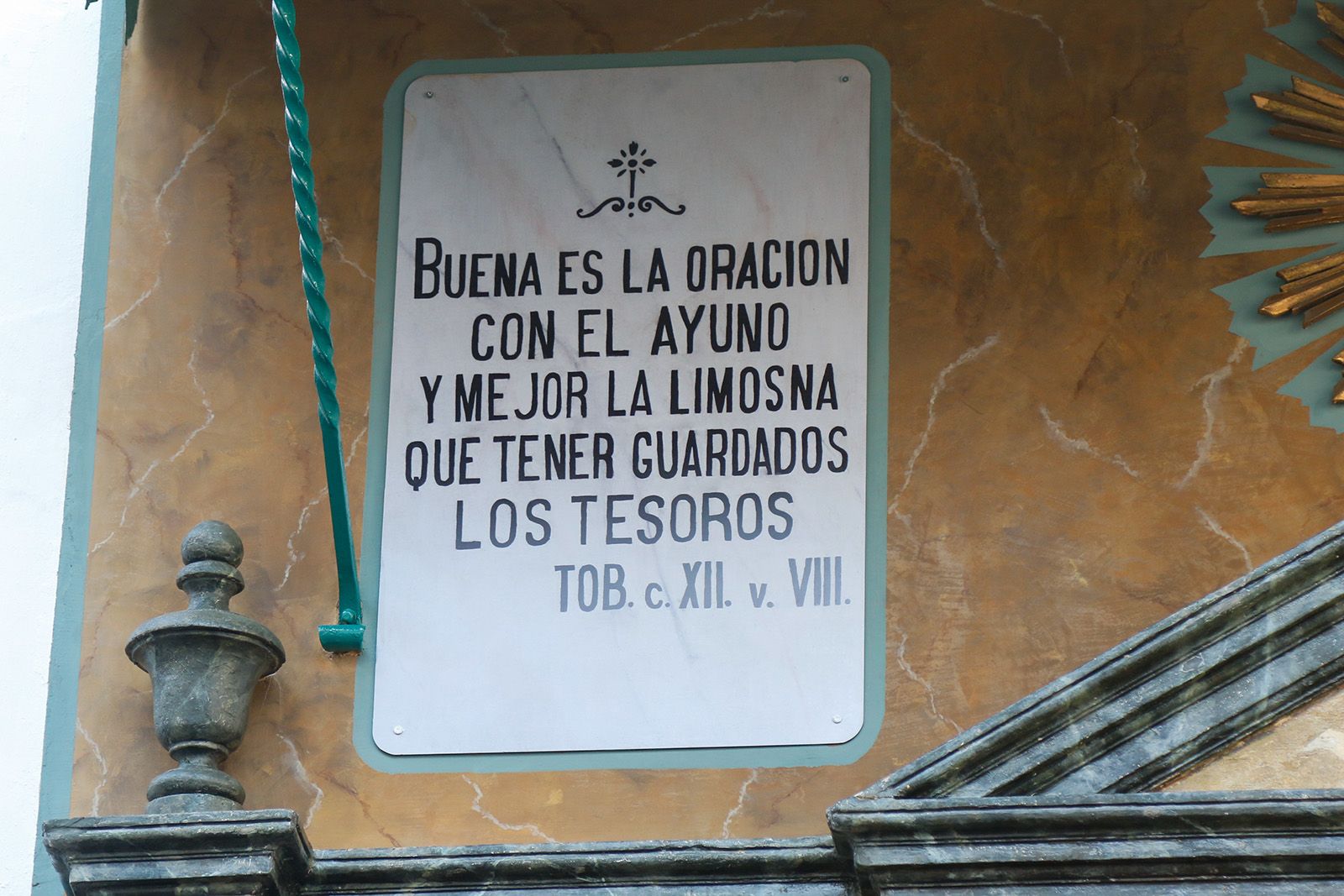 El retablo de la calle Lineros ya luce como nuevo tras su restauración