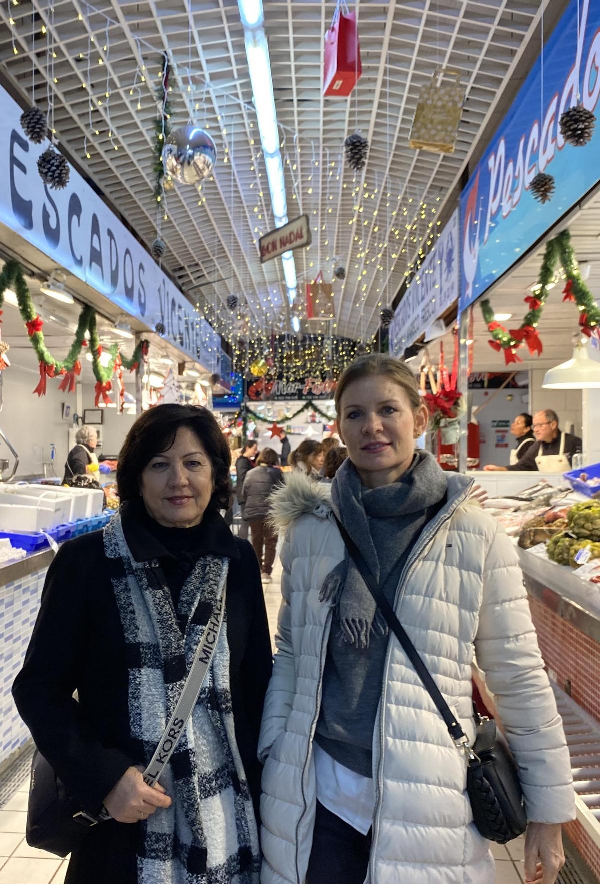 Ángeles y Nicole, de Santa Eulària, este martes en el Mercat Nou.