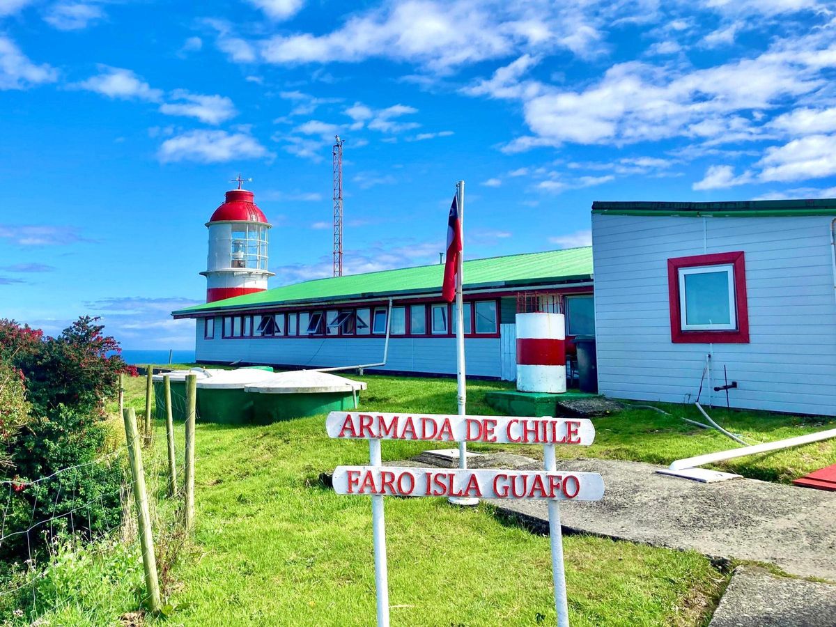 El faro, única construcción en la isla