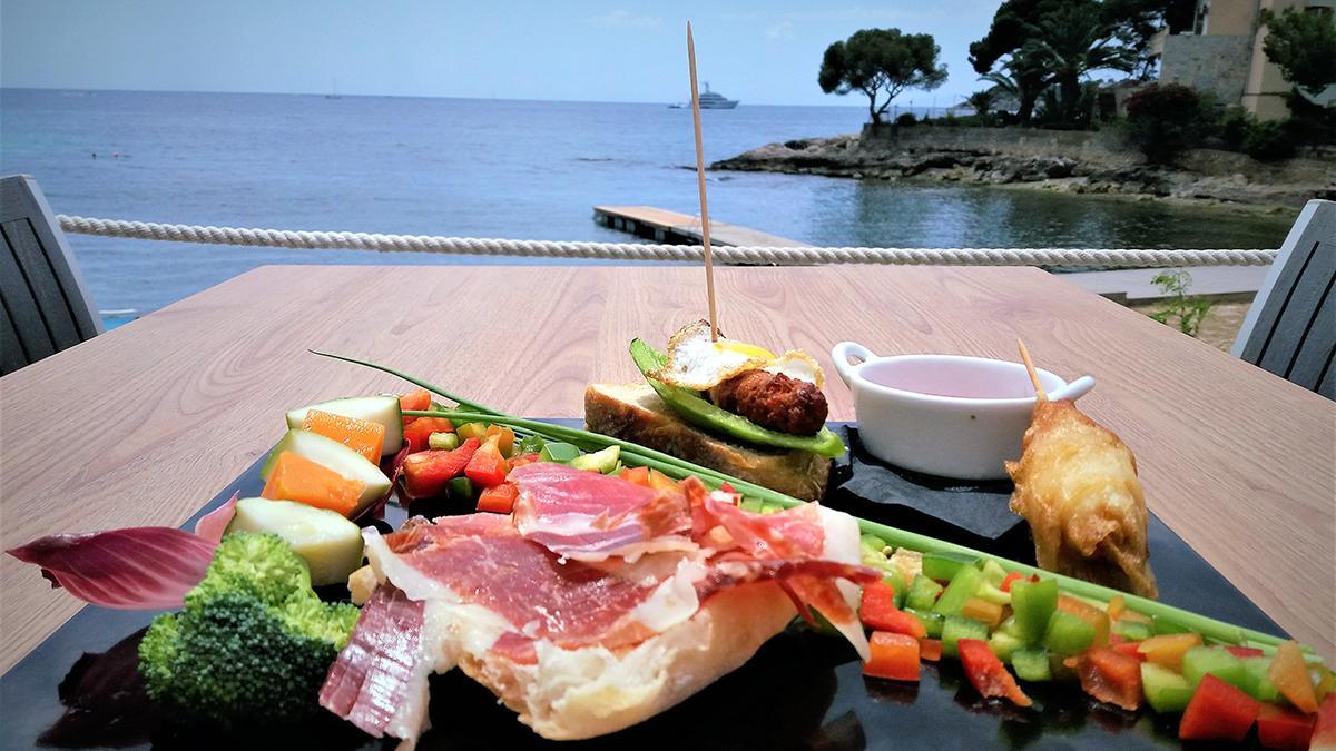 Disfrute de una sabrosa gastronomía con unas preciosas vistas sobre la cala de Son Caliu