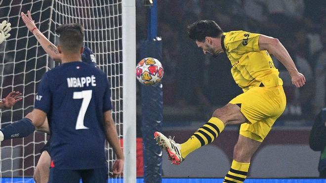Hummels, con Mbappé de espaldas, marca de cabeza el gol del triunfo del Dortmund.