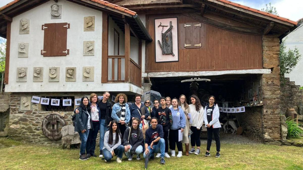 El alumnado del Marco Camballón se va de ruta literaria