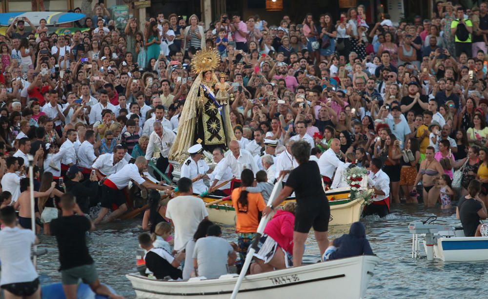 La Virgen del Carmen de Pedregalejo y la de El Palo se encuentran en las aguas del Mediterráneo.