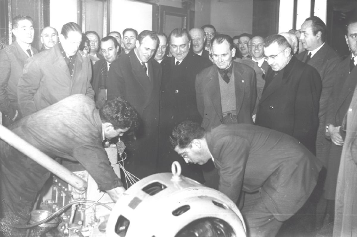 A presentación do grupo electróxeno para a electricidade na illa de Ons, na Noiteboa de 1958, coas autoridades civís e políticas.