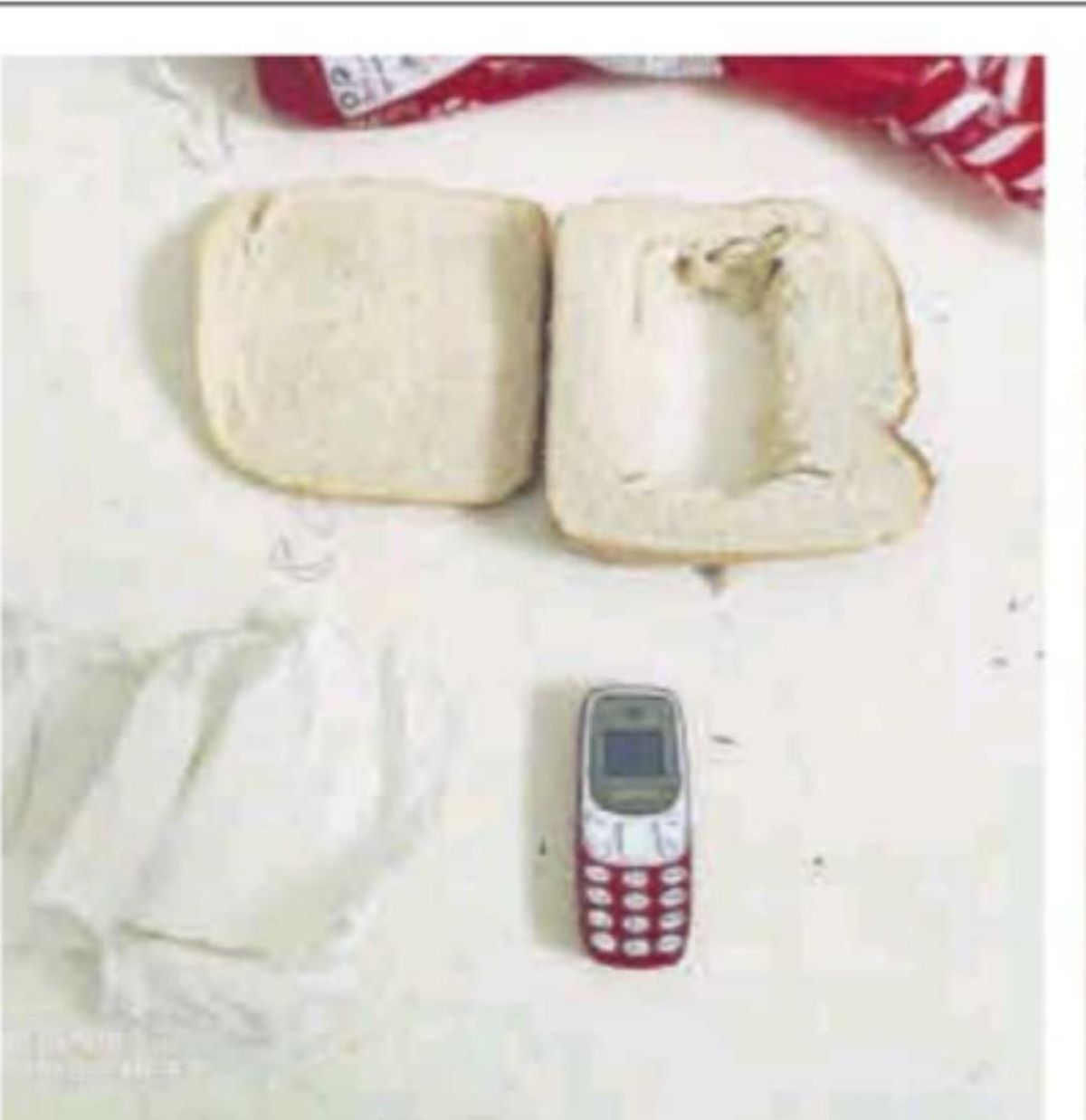 Un móvil en dos rebanadas de pan.