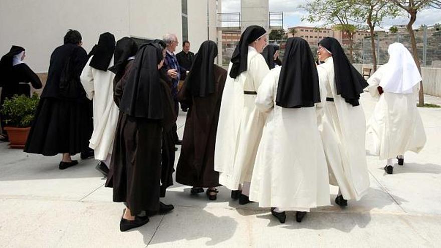 Hermanas contemplativas de todos los puntos de la provincia acudieron ayer al convento de las Clarisas de Elche, donde participaron en un encuentro diocesano.