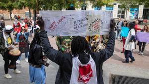 Protesta para reivindicar el derecho del empadronamiento en L’Hospitalet de Llobregat, el pasado jueves 27 de abril.