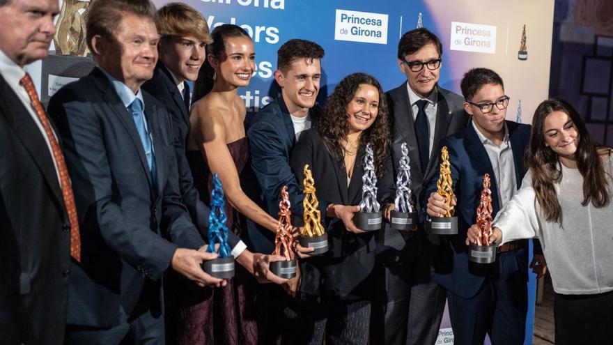 El president Salvador Illa, el president de la Fundació Princesa de Girona i el seu director, amb els joves esportistes premiats. A la dreta, una imatge del restaurant Tramonti el 2006. | FPDGI / GUILLERMO MOLINER