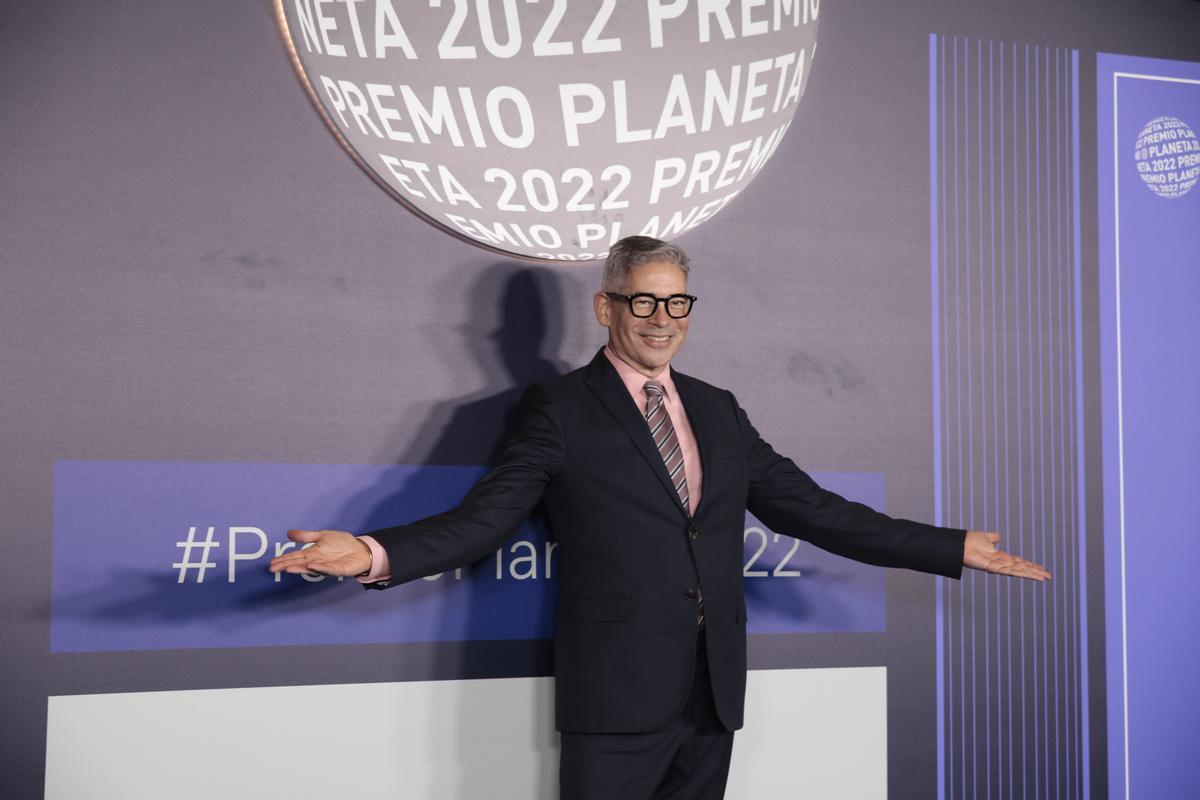 El periodista Boris Izaguirre en el photo call  del 71 Premio Planeta de Novela, en el Museu Nacional d’Art de Catalunya (MNAC),