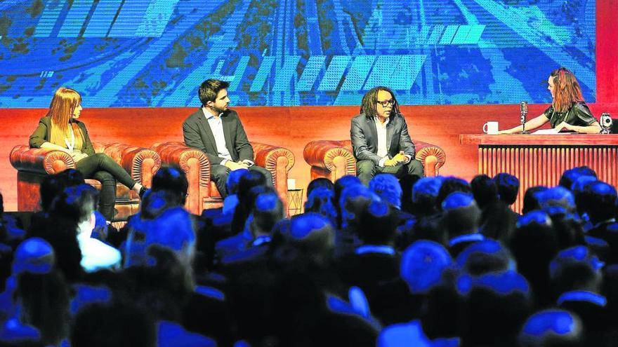 Los emprendedores Yaiza Canosa, David Pistoni y Amuda Goueli, con Mónica Carrillo, que moderó la mesa redonda.| MATÍAS SEGARRA