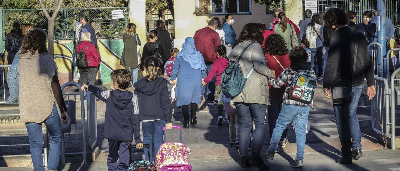 Acceso de alumnos a un colegio de la provincia