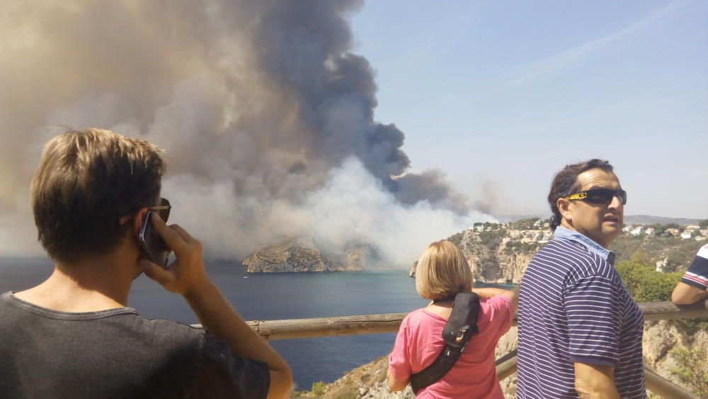 El fuego arrasa la cala de la Granadella