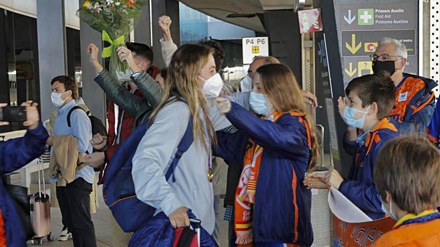 Recibimiento de aficionados y familiares en el aeropuerto.