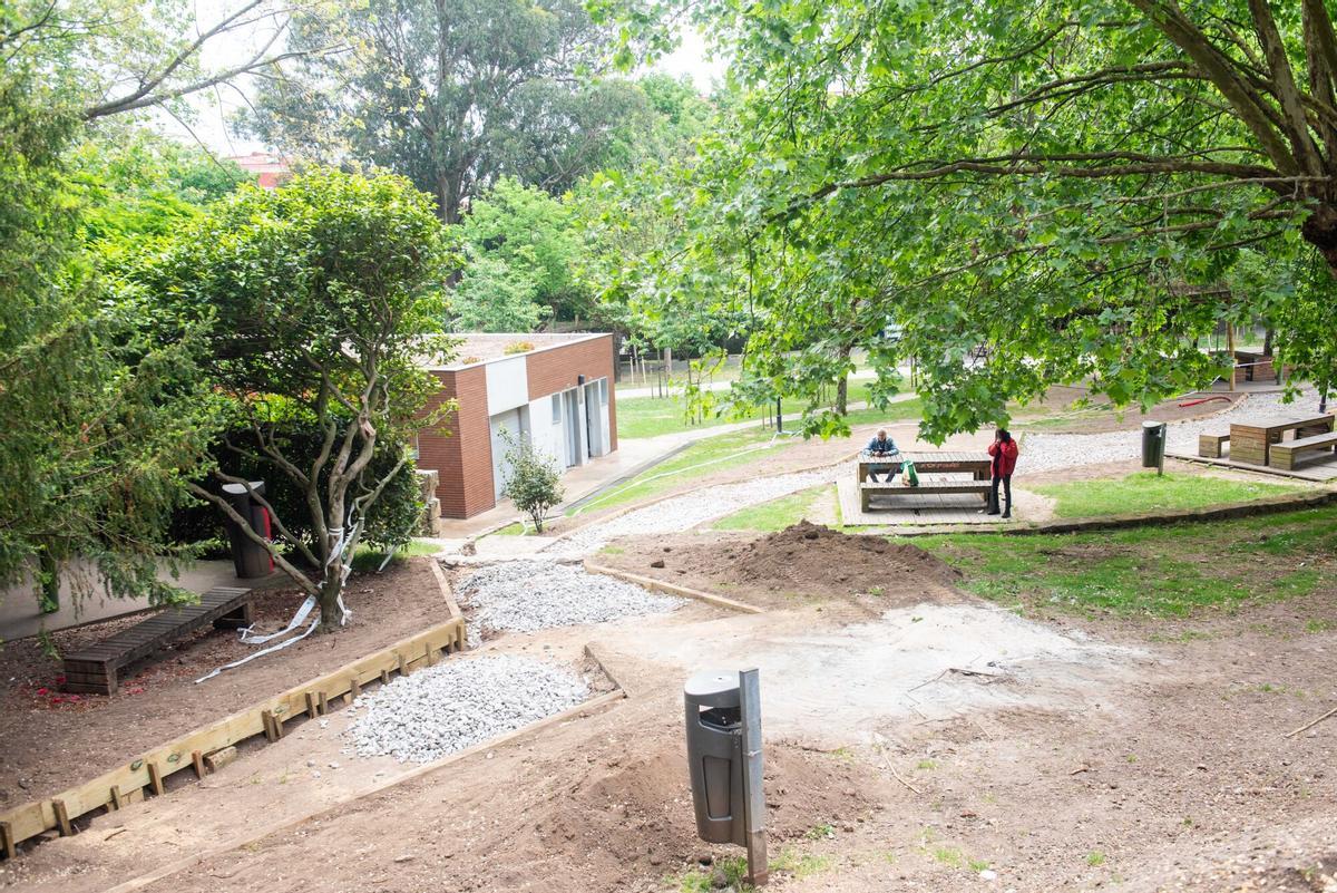 El Concello ejecuta y renueva caminos y sendas, y dotará al parque de nuevo equipamiento y mobiliario, tanto deportivo como de ocio.