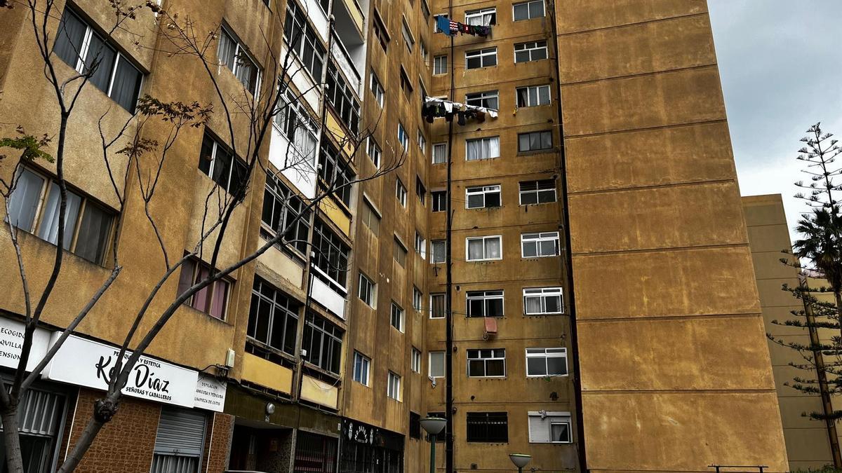 Fachada del edificio desde donde se precipitó el menor.