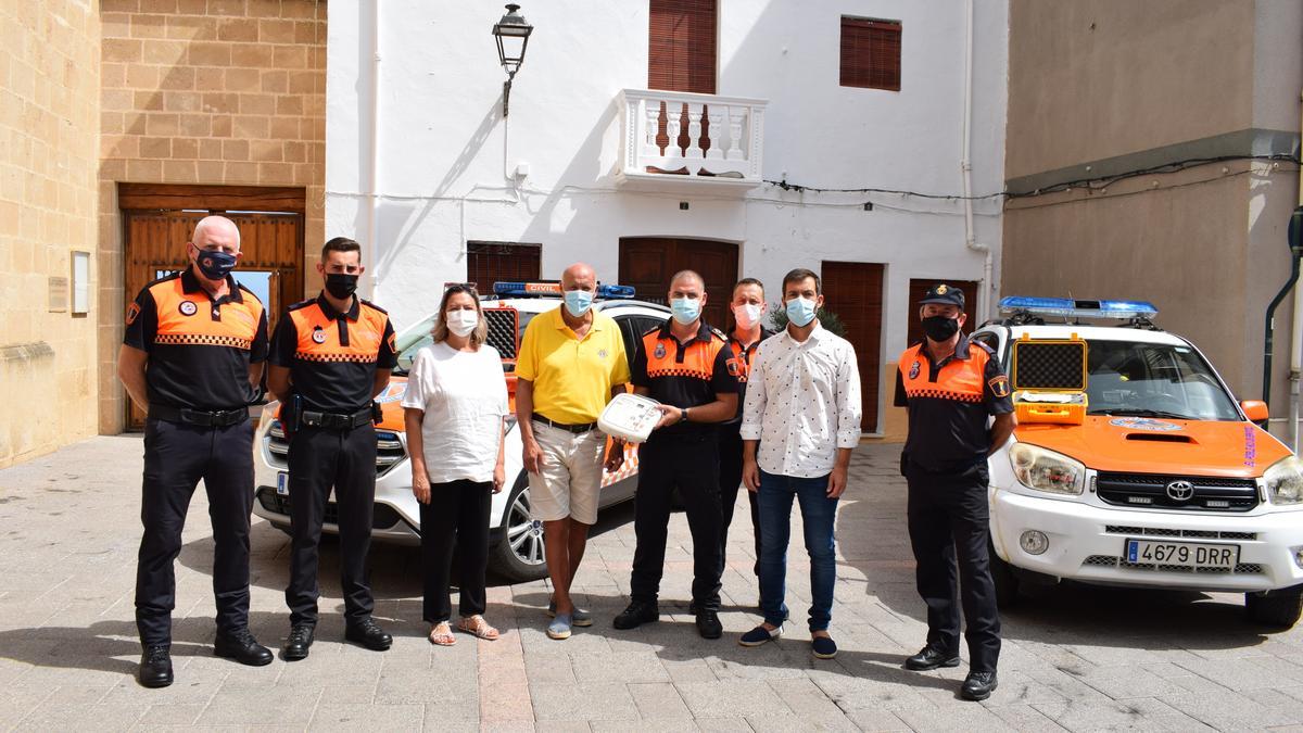 Momento en el que los responsables de Lions Club entregan el dispositivo