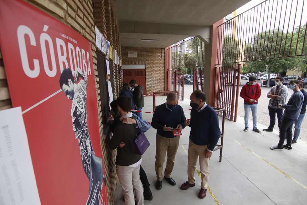 Colas en la plaza de toros para sacar los abonos de la feria taurina