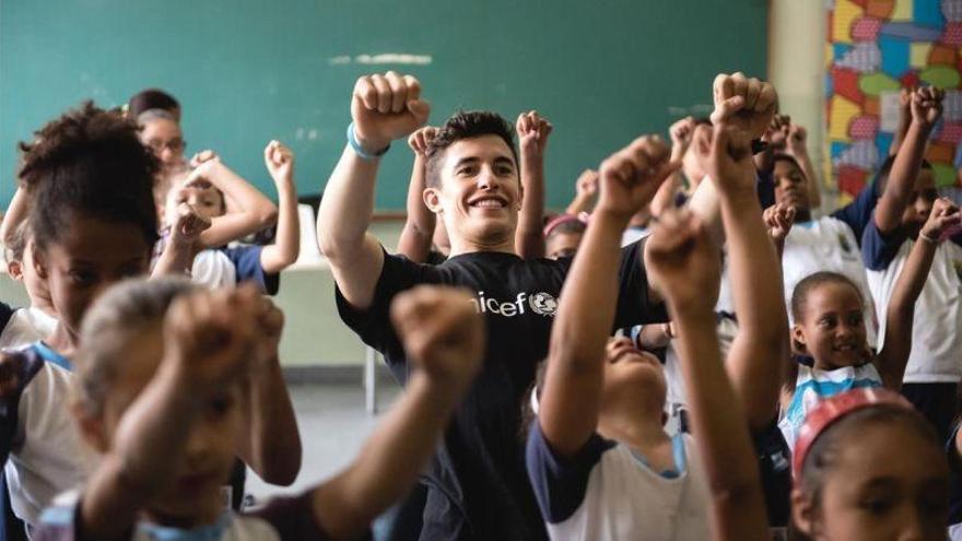 Márquez comparte juegos y baile con los niños de una favela de Sao Paulo