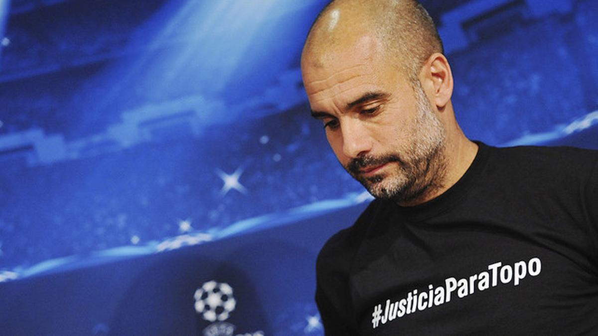 Pep Guardiola, con una camiseta con el lema #JusticiaparaTopo, durante la rueda de prensa previa la partido contra el Oporto en Múnich
