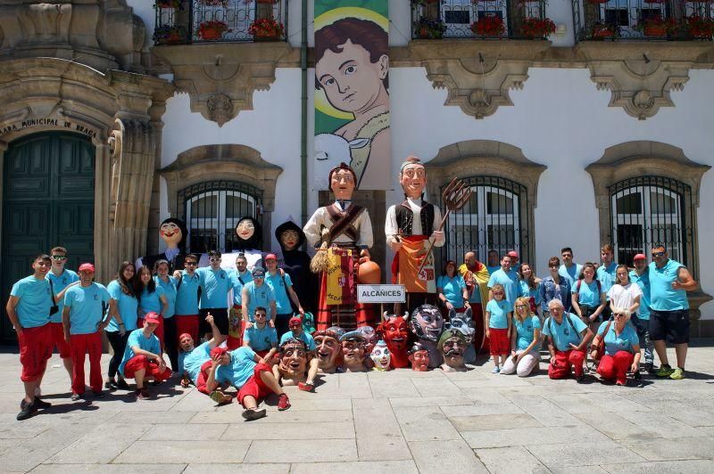 Gigantes y cabezudos zamoranos en Braga (Portugal)