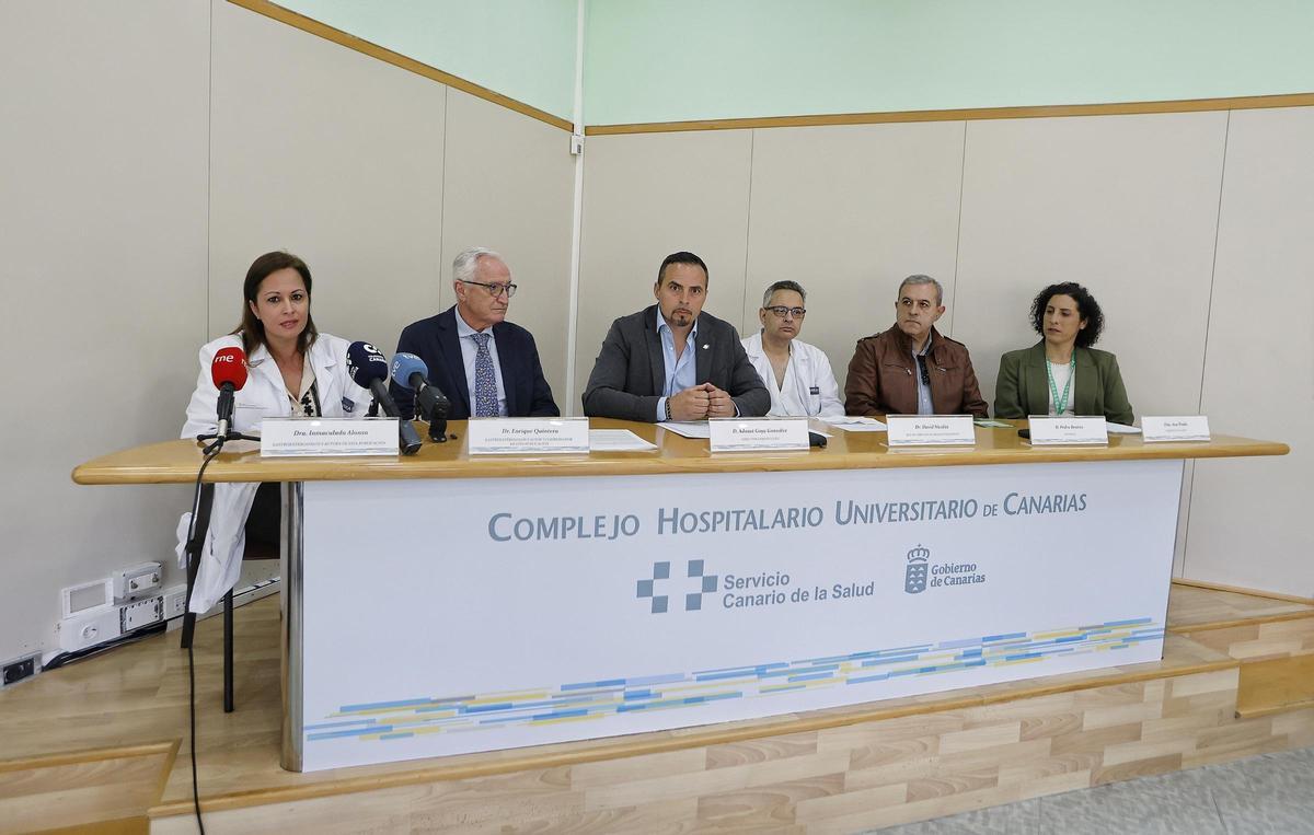 De izq a der: Inmaculada Alonso y Enrique Quintero, investigadores del estudio; Adasat Goya, gerente del HUC; David Nicolás, jefe de Digestivo del hospital; Pedro Benitez, paciente oncológico y Ana Prado, de la AECC.