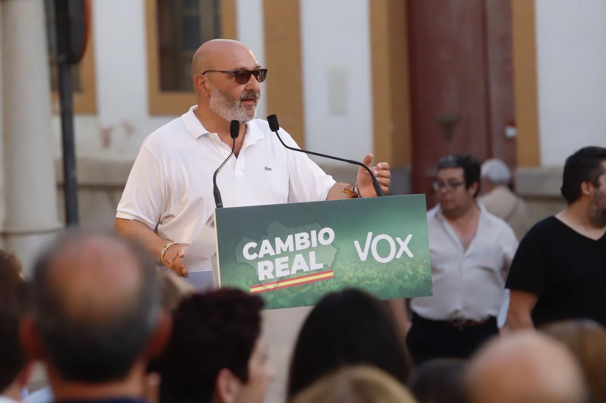 Campaña electoral elecciones al Parlamento de Andalucía. Acto de VOX, Javier Ortega Smith en Córdoba. Interviene Alejandro Hernández. Plaza de La Trinidad