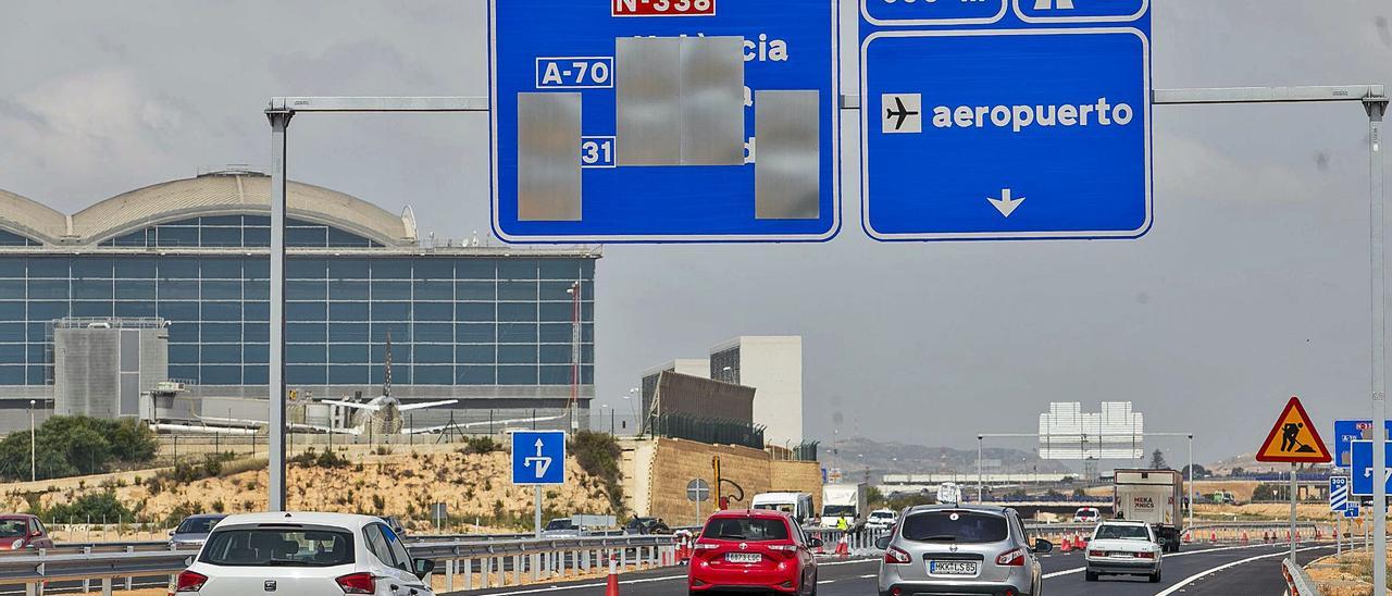 La remodelación de la N-338 supone una mejora sustancial para evitar las habituales retenciones en los accesos al aeropuerto. | HÉCTOR FUENTES