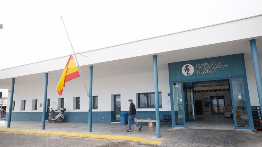 La Cofradía de Pescadores de Ibiza alzó a media asta la bandera durante el día de ayer en memoria al pescador fallecido.