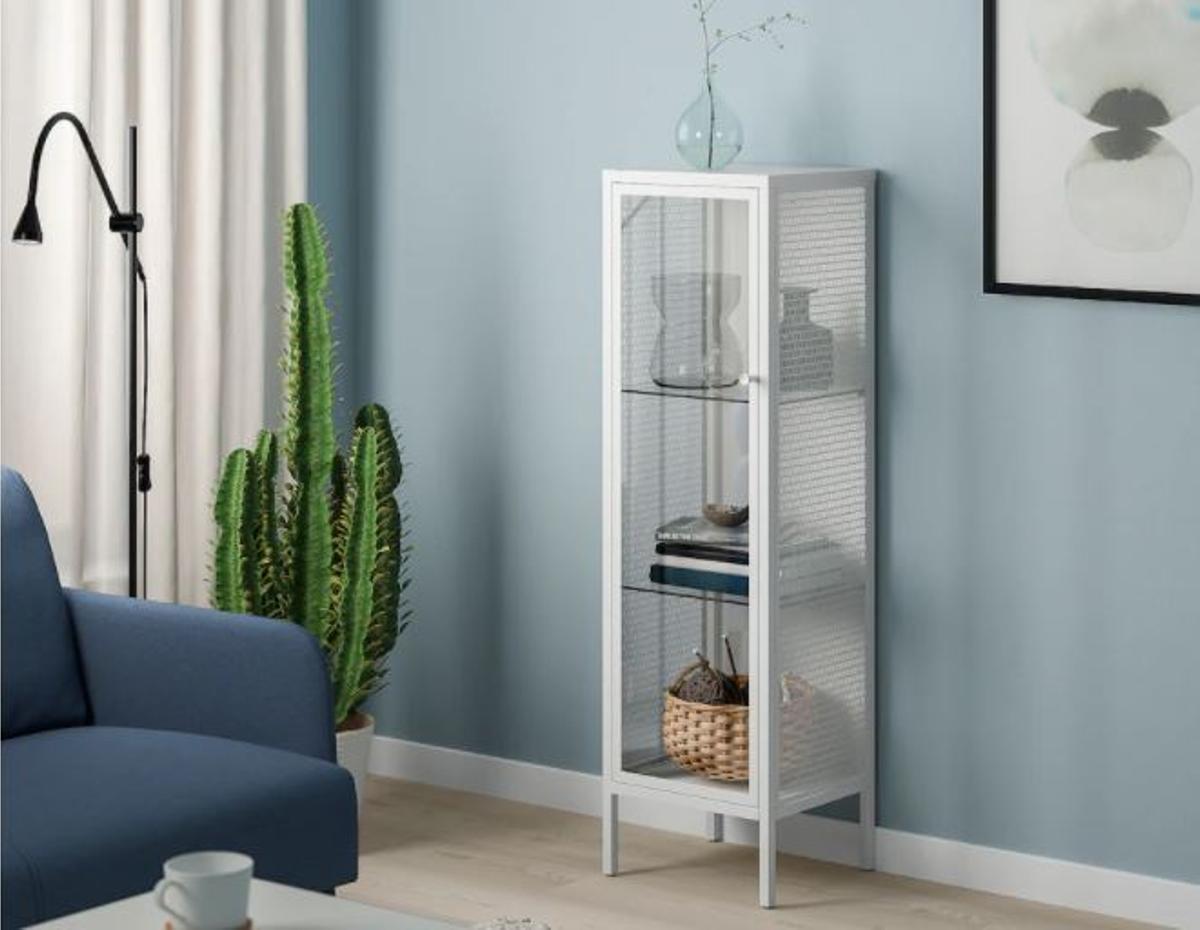 La vitrina &quot;Baggebo&quot; de Ikea queda perfecta en el salón.
