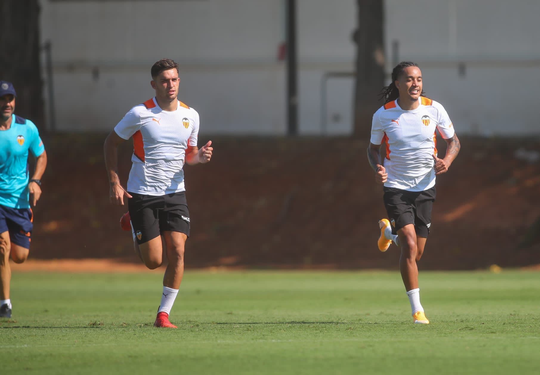 Hugo Duro y Hélder Postiga, ya entrenan con el Valencia
