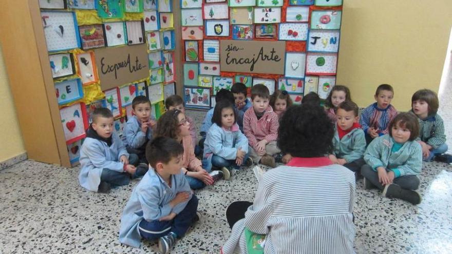 Escolares del colegio El Parque, de Blimea, con una maestra durante una de las actividades que realizaron.