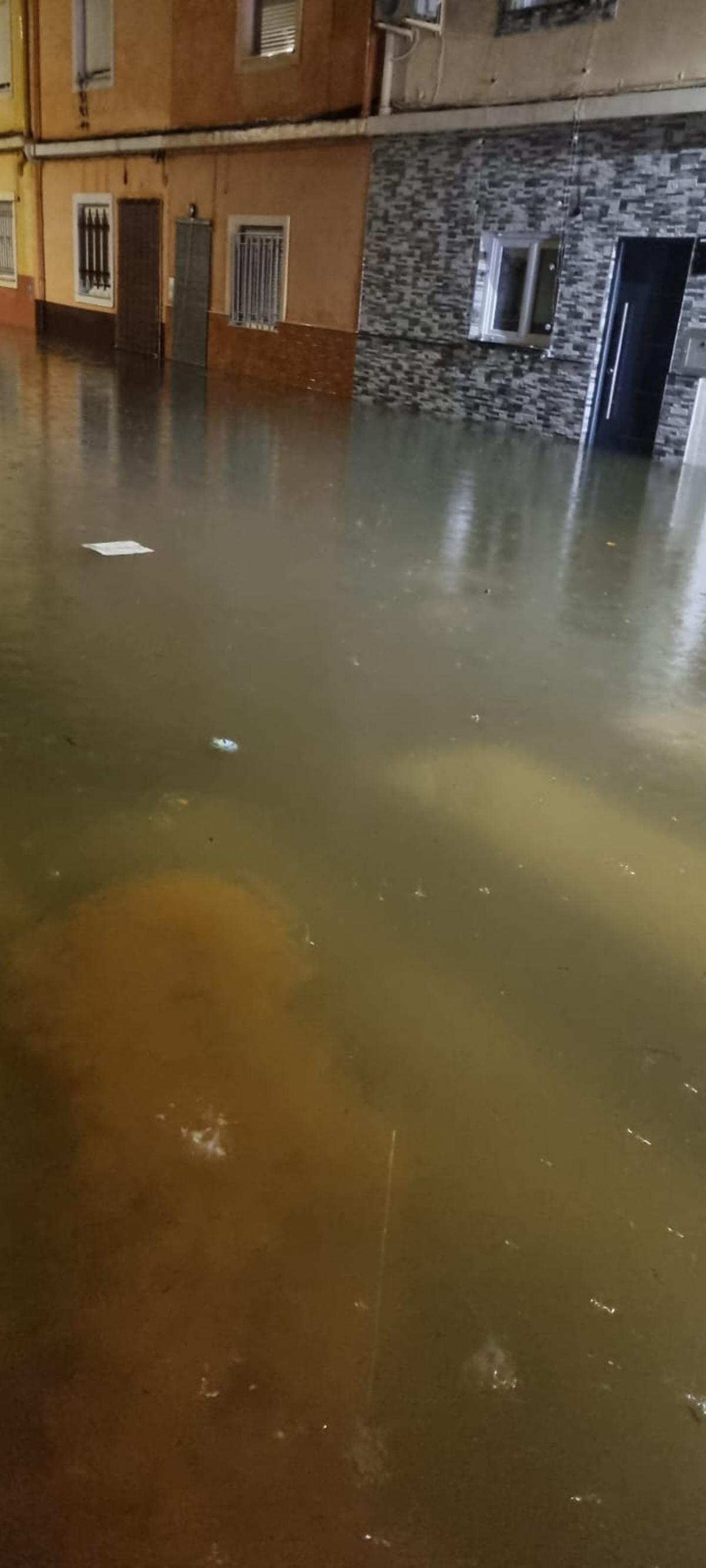 Calle anegada en la Pobla.