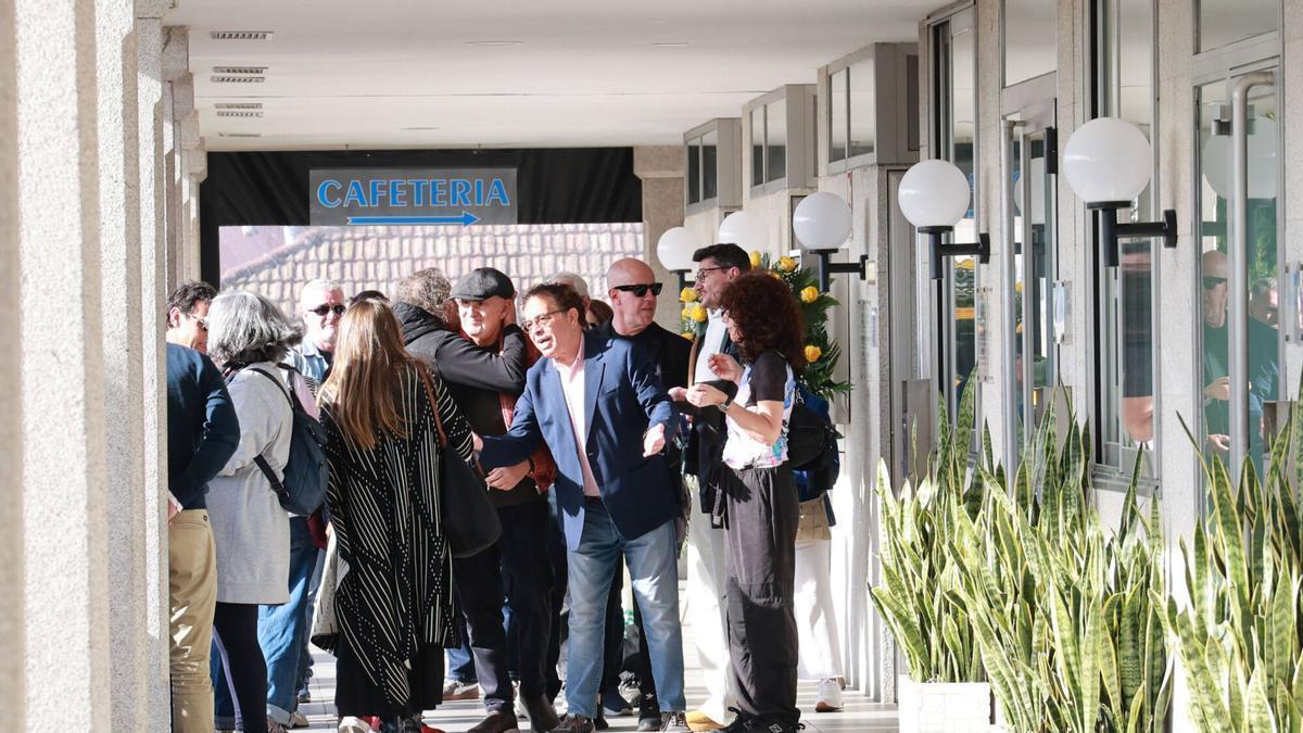 Familiares y amigos asisten al velatorio de Fernando Franco en el tanatorio de Pereiró