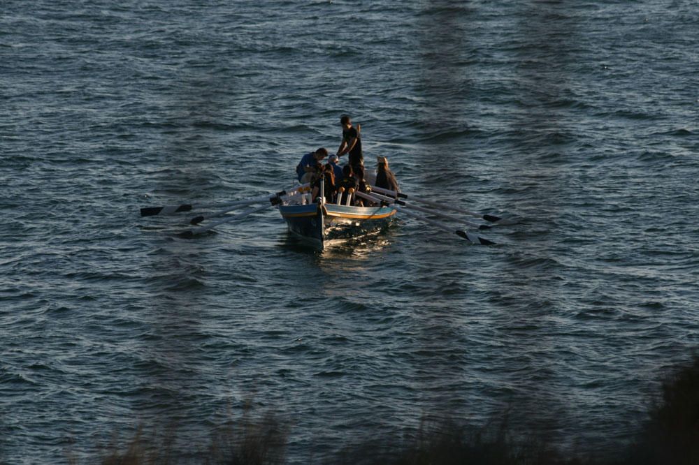 La Asociación de Amigos de la Barca de Jábega celebró el pasado lunes el solsticio de verano en la playa de La Araña con paseos en barca de jábega, sones de caracolas y lectura de poemas y relatos