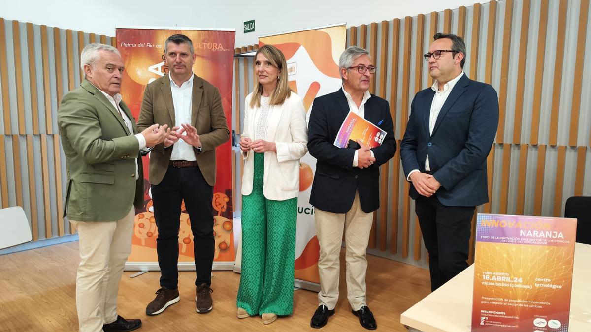 Las autoridades, en el Foro de Innovación del Mes de la Naranja de Palma del Río.