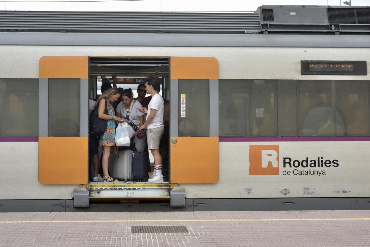 Varias personas en el interior de un tren de Rodalies en la estación de Vilanova i la Geltrú en una imagen de archivo Varias personas en el interior de un tren de Rodalies en la estación de Vilanova i la Geltrú en una imagen de archivo