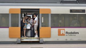 Varias personas en el interior de un tren de Rodalies en la estación de Vilanova i la Geltrú en una imagen de archivo