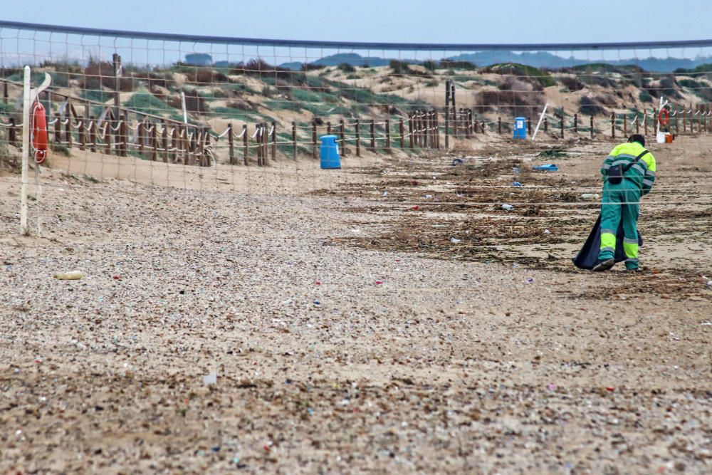 Más de tres mil fragmentos de plástico por metro cuadrado se pueden encontrar en la arena de la playa situada junto a la desembocadura del Segura en Guardamar