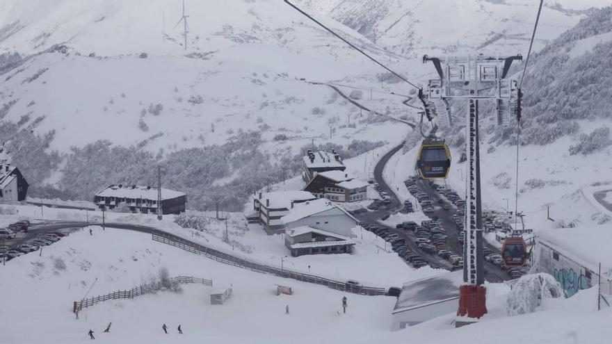 Asturias y León "ya trabajan" en la gestión conjunta de sus estaciones de esquí, replica el Principado al sector de la nieve