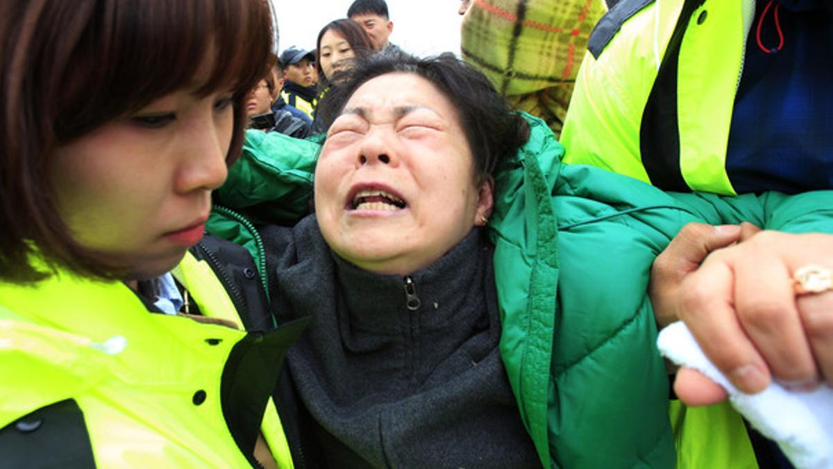 Una familiar de un desaparecido en el barco hundido llora desesperada, este sábado en Jindo,
