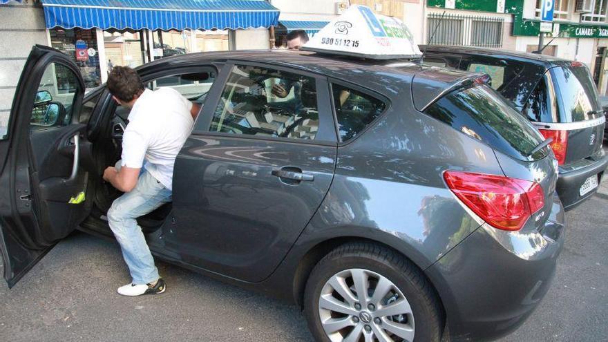 Alumno recibe clases de conducción vial