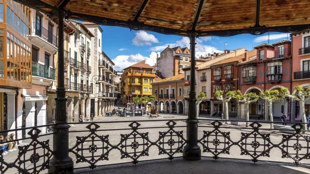 Entramos en el pueblo donde mejor se come de España: es "el templo mundial del cordero asado", con seis Bienes de Interés Cultural y bodegas subterráneas