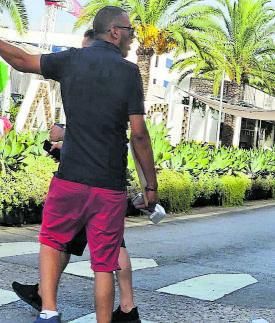 Un taxista pirata con un datáfono en la mano. | DI