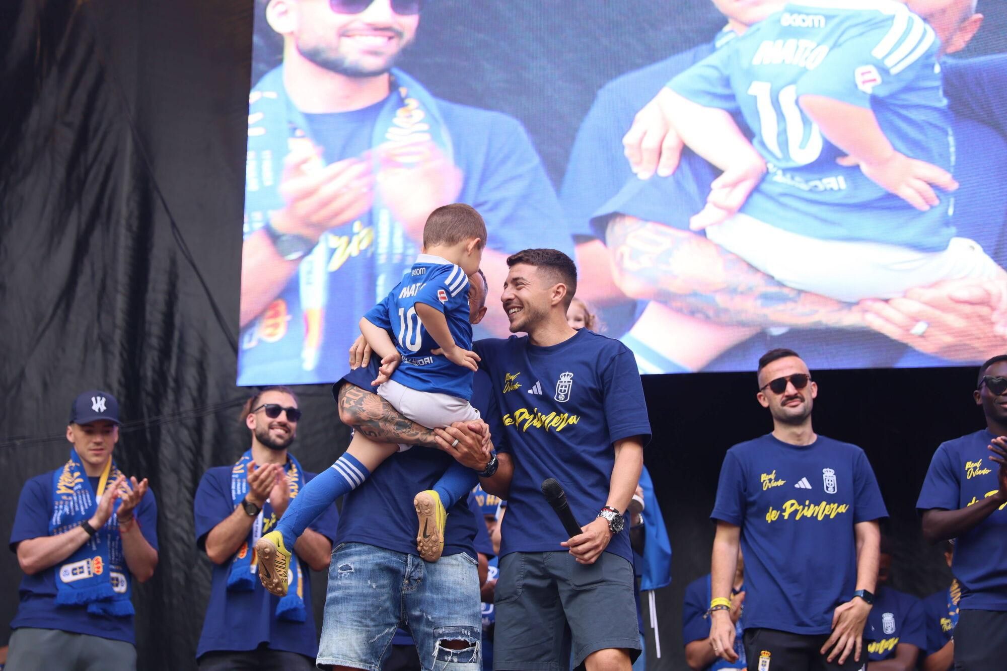 Locura azul en las calles de Oviedo para celebrar el ascenso del equipo a Primera División