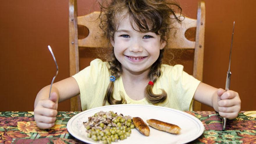 Niña comiendo carne