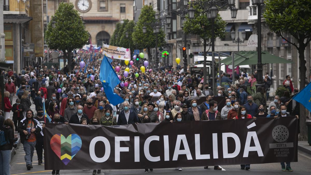 Los partidarios de la cooficialidad del asturiano se manifiestan en Oviedo