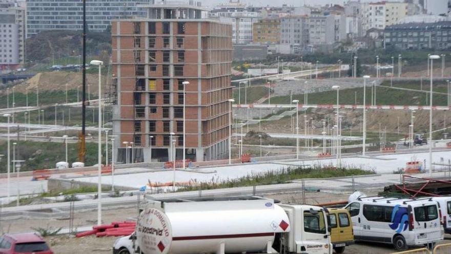 Parque ofimático, con uno de los edificios de las cooperativas y las obras de urbanización del entorno.